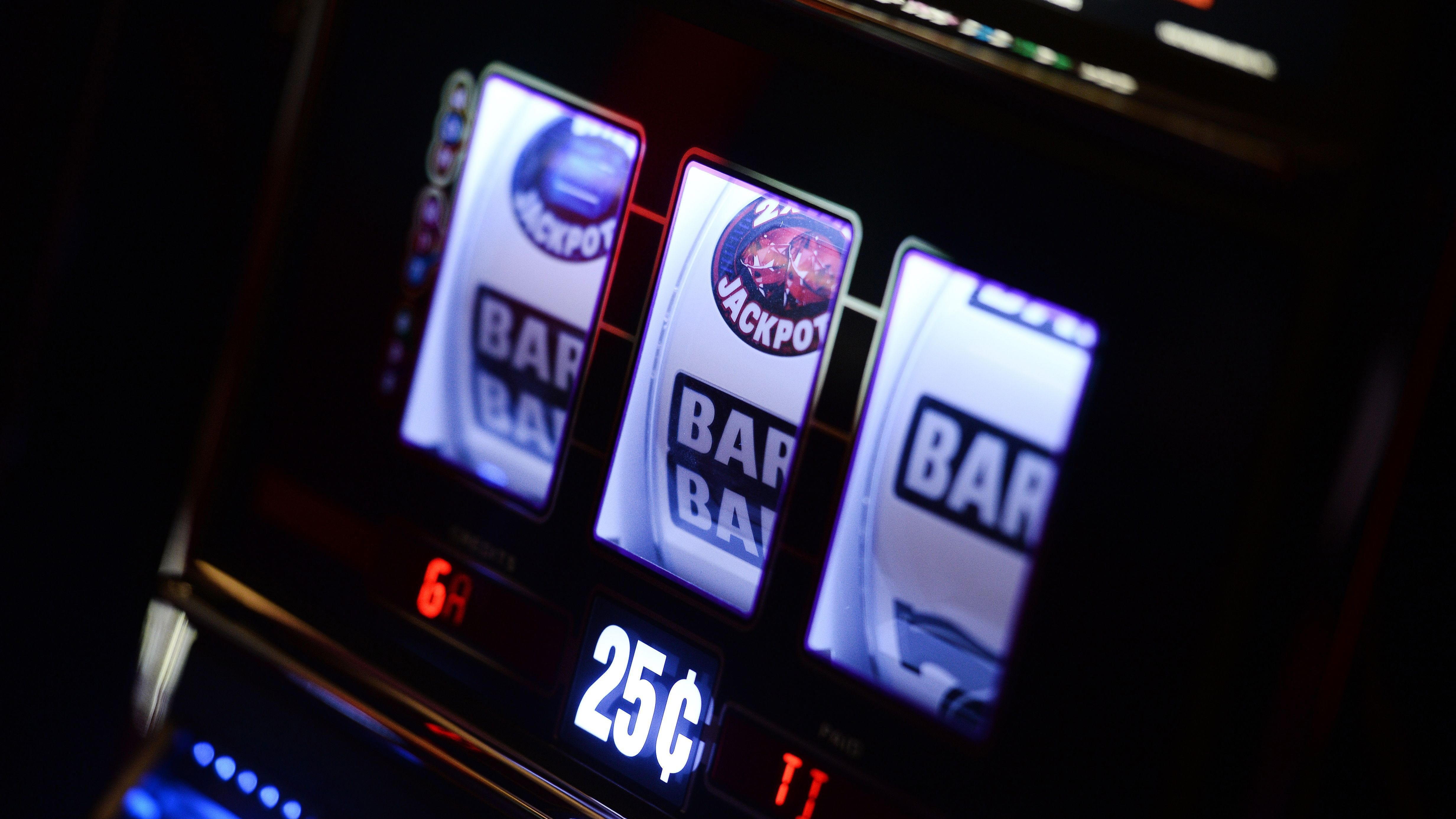 Eur 990 Daily freeroll slot tournament at CasiPlay Casino