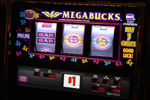 €915 Daily freeroll slot tournament at Genesis Casino
