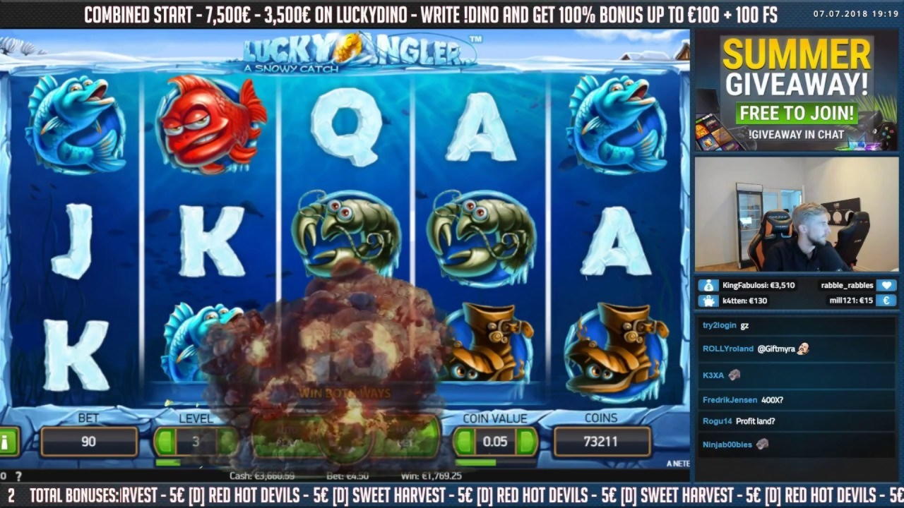 $795 Daily freeroll slot tournament at Royal Panda Casino