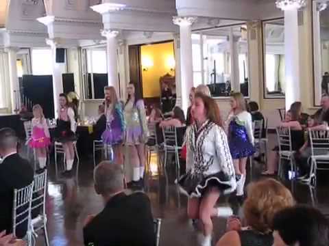 Uma escola de dança irlandesa se apresenta no Canfield Casino com grande vitória